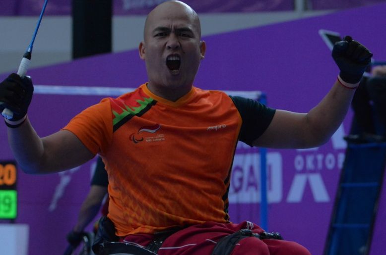 Atlet Para Bulutangkis Putra D.K Jakarta, Denih, meluapkan ekspresi kemenangan usai laga final Kelas Nasional Wheelchair B 5 Ganda Putra (WH 1 - WH 2) di Edutorium UMS, Solo, Jawa Tengah, Selasa (8/10/2024).  <b>(PB PEPARNAS XVII/Yuhan Perdana)</b>