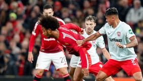 Penampilan Mees Hilgers bersama FC Twente saat menahan imbang Manchester United jadi perhatian para penggemar timnas Indonesia. 