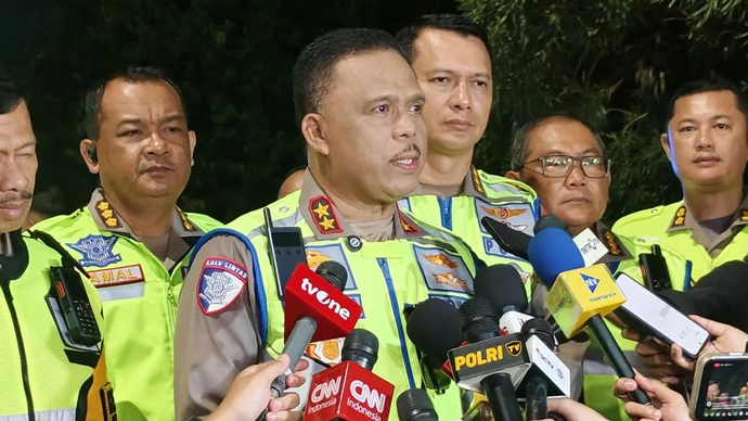 Kepala Korps Lalu Lintas (Kakorlantas) Polri Irjen Pol. Agus Suryonugroho (tengah) memberikan keterangan pers di Semarang, Jawa Tengah, Kamis (26/3/2026) dini hari. ANTARA/Nadia Putri Rahmani