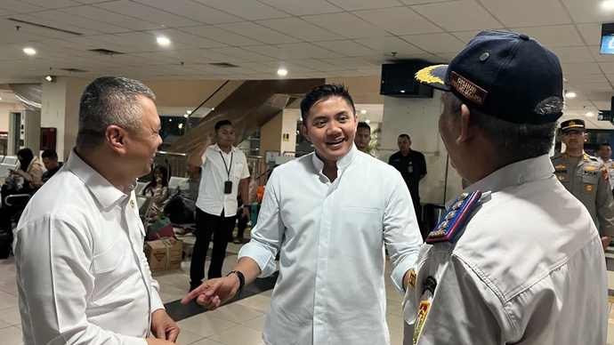 Menteri Perhubungan Dudy Purwagandhi (kiri) bersama Sekretaris Kabinet (Seskab) Teddy Indra Wijaya (tengah) memantau arus balik Lebaran 1447 Hijriah di Terminal Bus Terpadu Pulo Gebang, Jakarta Timur, Rabu (25/3/2026) dini hari. ANTARA/Harianto.