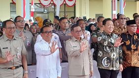 Gubernur DKI Jakarta, Pramono Anung yang turut ditemani oleh Menteri Koordinator Bidang Pembangunan Manusia dan Kebudayaan (Menko PMK) Pratikno, meluncurkan inisiasil pembangunan rumah sakit Royal Batavia Cakung.