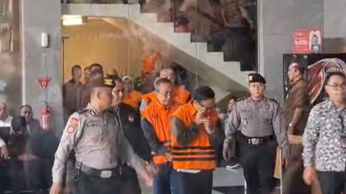 Wamenaker Immanuel Ebenezer 'Noel&quot; pakai rompi oranye sambil nangis di KPK