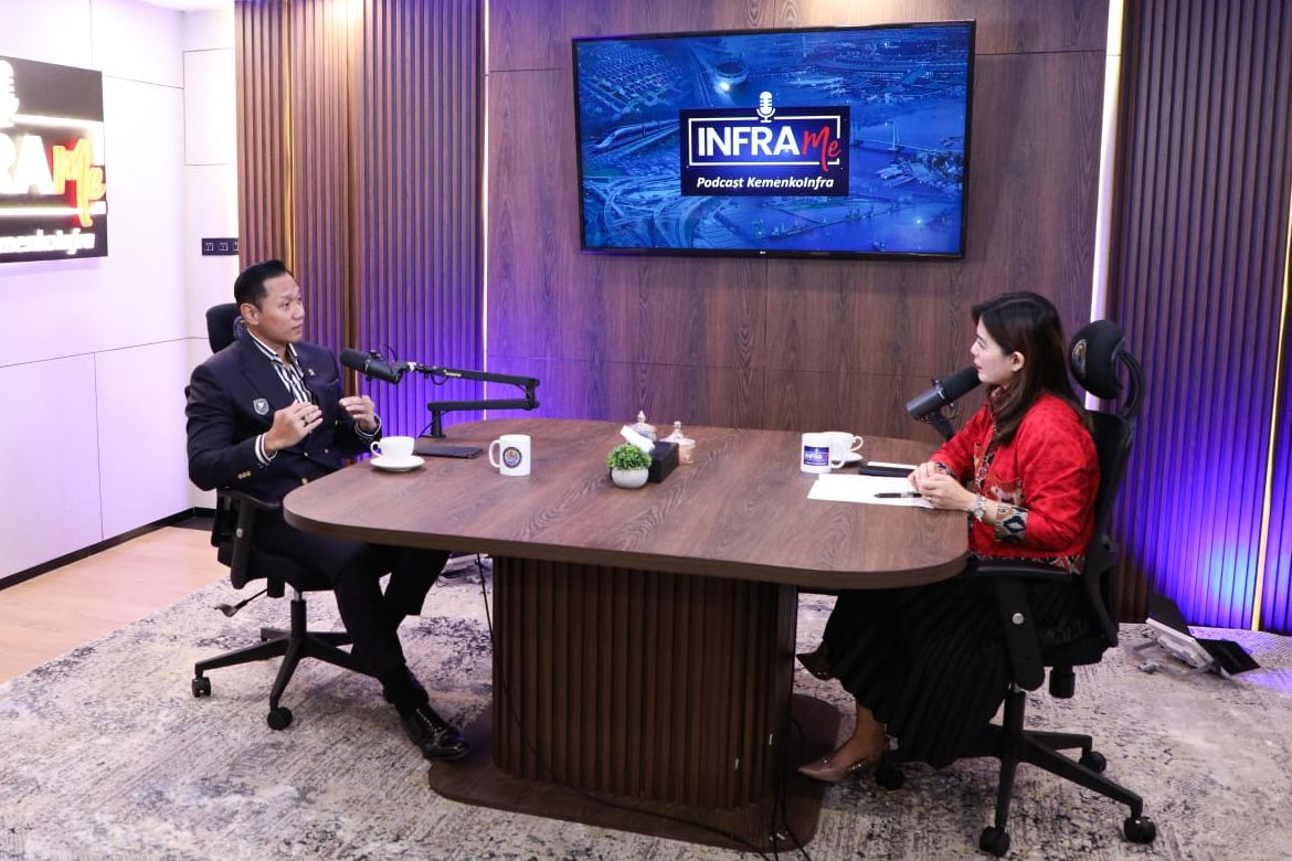 Menko Agus Harimurti Yudhoyono (AHY) dan Staf Khusus Menko Merry Riana dalam episode perdana&nbsp;Podcast InfraMe,&nbsp;Selasa, 25 Februari 2026. <b>(kemenkoinfra)</b>
