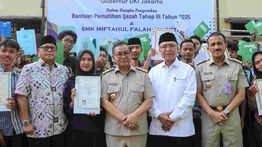 Pramono Serahkan Pemutihan Ijazah Tahap III kepada 827 Siswa di Jakarta