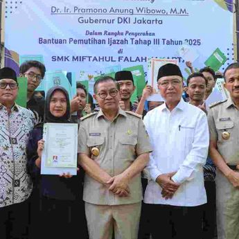 Pramono Serahkan Pemutihan Ijazah Tahap III kepada 827 Siswa di Jakarta