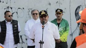 Wakil Gubernur DKI Jakarta, Rano Karno menghadiri kegiatan kerja bakti penertiban parkir liar di kawasan Poins Square, Lebak Bulus, Jakarta Selatan Jumat, 24 April 2026.