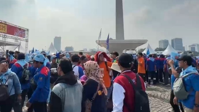 Puluhan ribu buruh memadati kawasan Monas untuk merayakan May Day 2025. (NTVNews.id) 