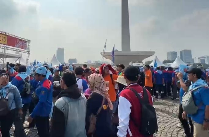 Puluhan ribu buruh memadati kawasan Monas untuk merayakan May Day 2025. (NTVNews.id) 