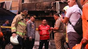 Gubernur DKI Jakarta, Pramono Anung langsung meninjau lokasi kebakaran hebat yang melanda gedung PT Terra Drone Indonesia di Jalan Letjen Soeprapto, Cempaka Baru, Jakarta Pusat, pada Selasa, 9 Desember 2025.