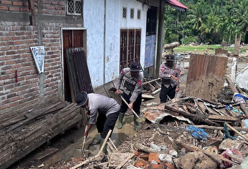 Personel Brimob Bersih-bersih Rumah Warga di Agam <b>(Dok: NTVNews.id)</b>