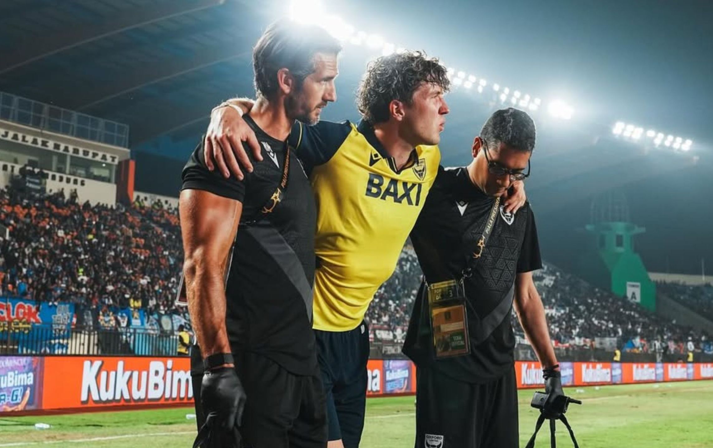 Ole Romeny Dibopong Tim Medis Oxford United <b>(IG: Ole Romeny)</b>