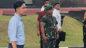 Gibran tiba terlebih dahulu pukul 16.53 sementara menteri pukul 17.30 WIB. 