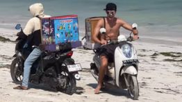 Filip Salac Cosplay Jadi Pedagang Es Krim di Pantai Lombok Jelang Balapan MotoGp