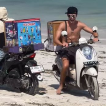 Filip Salac Cosplay Jadi Pedagang Es Krim di Pantai Lombok Jelang Balapan MotoGp