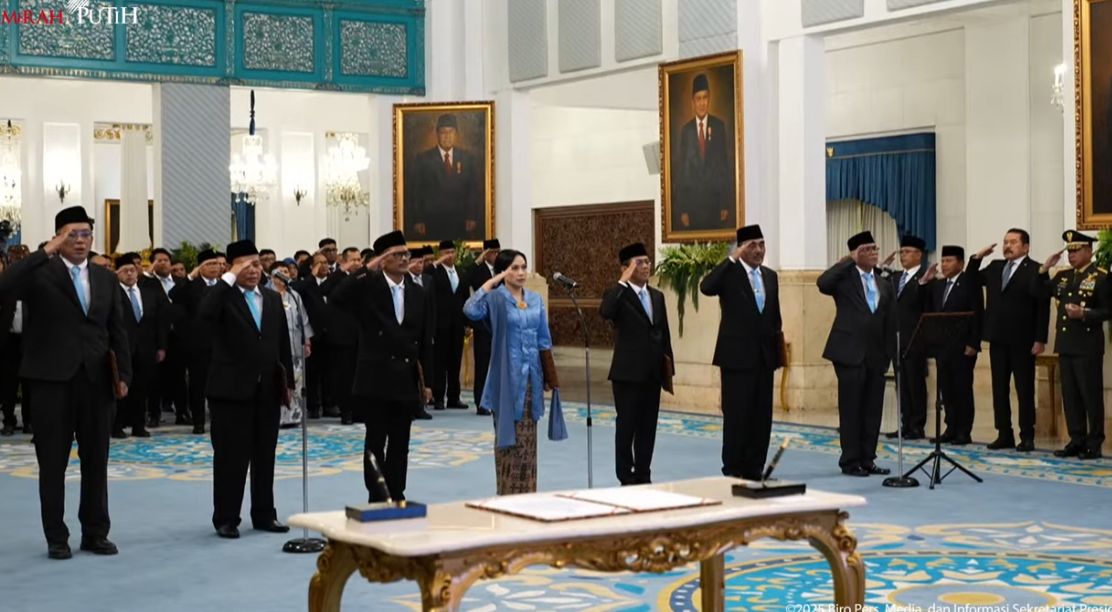 Presiden Prabowo Subianto secara resmi melantik enam duta besar luar biasa dan berkuasa penuh (LBBP) Republik Indonesia yang akan bertugas di Aljazair, Papua Nugini, Korea Utara, Slowakia, Thailand, dan Jepang. <b>(Tayangan Youtube Setpres)</b>