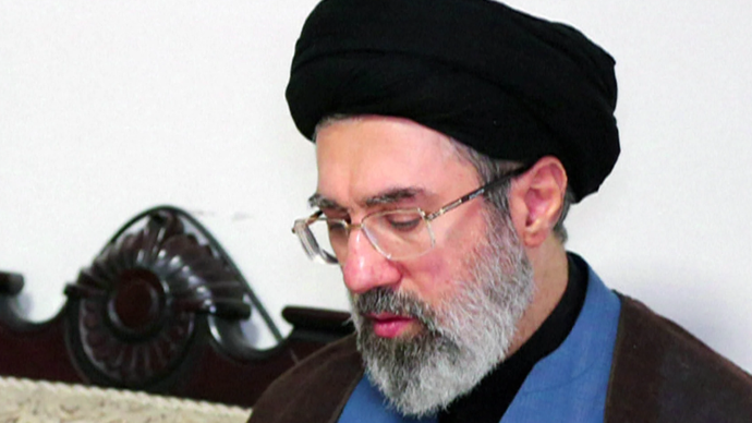 Foto yang dirilis ini, diambil di Teheran pada 30 Oktober 2024, menunjukkan Mojtaba Khamenei, putra dari pemimpin tertinggi Iran yang telah terbunuh, Ayatollah Ali Khamenei. (Kantor Pemimpin Tertinggi / AFP)