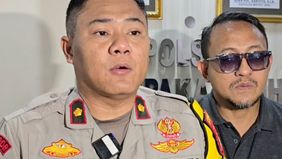Penangkapan pesinetron pria berinisial MR menggemparkan publik setelah polisi mengungkap motif di balik kasus pemerasan yang menjerat aktor tampan tersebut. MR diduga memeras pacar lelakinya sendiri dengan ancaman menyebarkan konten syur, dipicu oleh