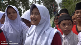 Senyum bahagia terpancar dari wajah para pelajar di Kecamatan Sekerak, Kabupaten Aceh Tamiang. Mereka kini dapat berangkat ke sekolah dengan lebih cepat, aman, dan nyaman berkat kehadiran jembatan gantung sepanjang 240 meter yang menghubungkan Desa B