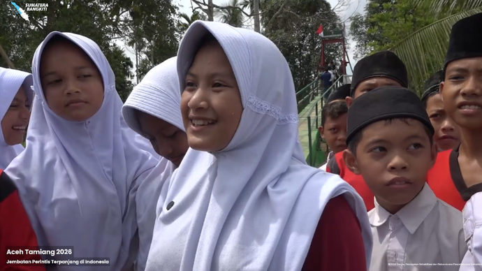 Senyum bahagia terpancar dari wajah para pelajar di Kecamatan Sekerak, Kabupaten Aceh Tamiang.