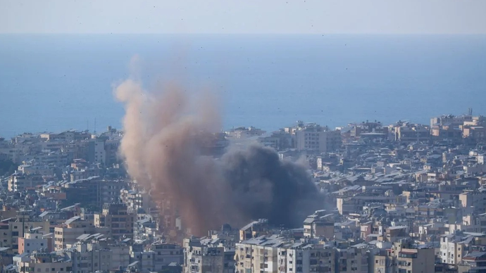 Asap membubung pasca-serangan udara Israel di pinggiran selatan Beirut, Lebanon, Selasa (10/3/2026). (ANTARA FOTO/Xinhua/Bilal Jawich/bar)