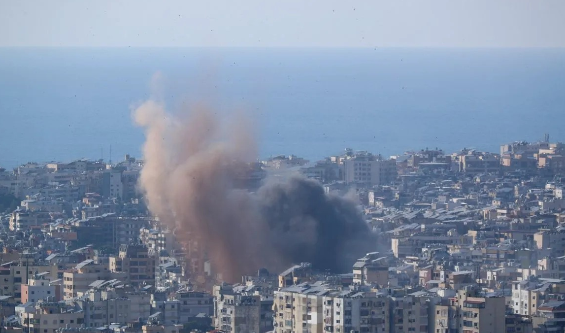 Asap membubung pasca-serangan udara Israel di pinggiran selatan Beirut, Lebanon, Selasa (10/3/2026). (ANTARA FOTO/Xinhua/Bilal Jawich/bar) <b>(Antara)</b>