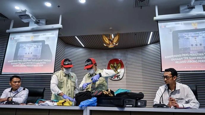 Penyidik KPK menunjukkan koper berisi barang bukti uang tunai dalam Operasi Tangkap Tangan (OTT) tindak pidana korupsi suap ijon proyek di Bengkulu tahun 2025-2026 yang disaksikan Deputi penindakan dan Eksekusi KPK Asep Guntur Rahayu (kiri) dan Juru Bicara KPK Budi Prasetyo (kanan) di Gedung Merah Putih KPK, Jakarta, Rabu (11/3/2026). KPK mengamankan 13 orang beserta barang bukti uang tunai senilai Rp756,8 juta dimana lima orang ditetapkan sebagai tersangka termasuk Bupati Rejang Lebong Muhammad Fikri Thobari terkait dugaan praktik fee proyek di lingkungan Pemerintah Kabupaten Rejang Lebong, Bengkulu. ANTARA FOTO/Bayu Pratama S/nym.