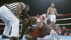 Sekitar 60 ribu penonton hadir menyaksikan langsung pertandingan Muhammad Ali vs George Foreman. 