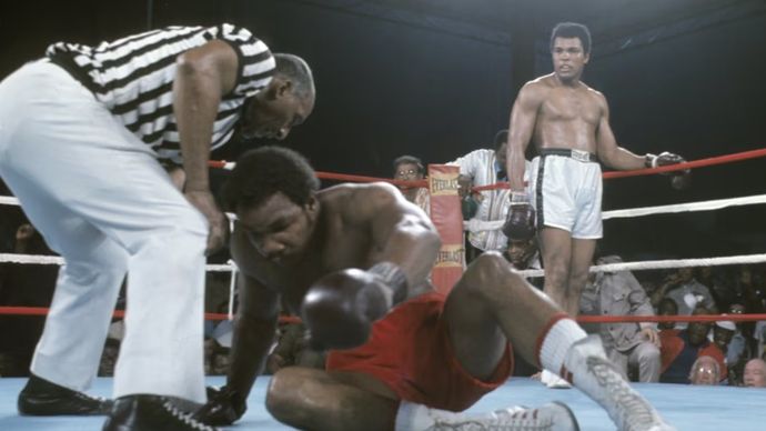 Hari ini, 50 tahun yang lalu Muhammad Ali meraih salah satu kemenangan paling ikonik dalam kariernya. Tepat 30 Oktober 1974, Ali sukses menghancurkan rissing star kelas berat George Foreman dalam duel yang dikenal sebagai 'The Rumble in the Jungle'. 