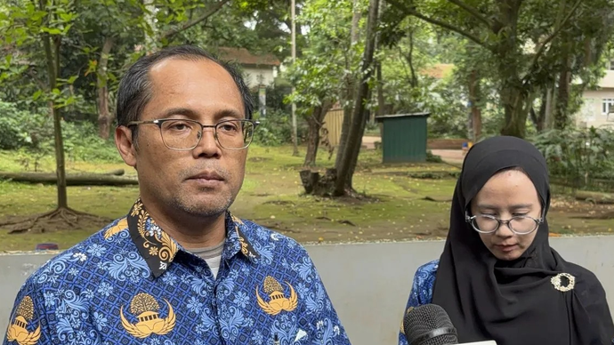 Humas Balai Besar Konservasi Sumber Daya Alam (BBKSDA) Jawa Barat, Eri Mildranaya (kiri) saat memberikan keterangan di Kota Bandung, Jawa Barat, Kamis (26/3/2026). ANTARA/Rubby Jovan.