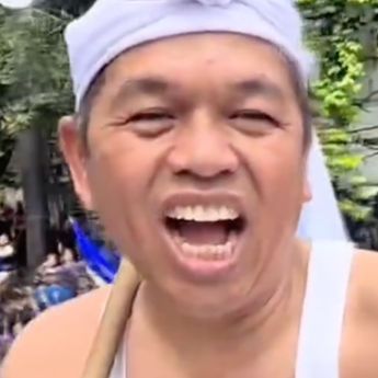 Bobotoh Padati Balai Kota, KDM Lepas Baju Ikut Konvoi dari Belakang