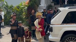 Gibran Hadiri Upacara HUT ke-80 RI dengan Busana Adat Karo