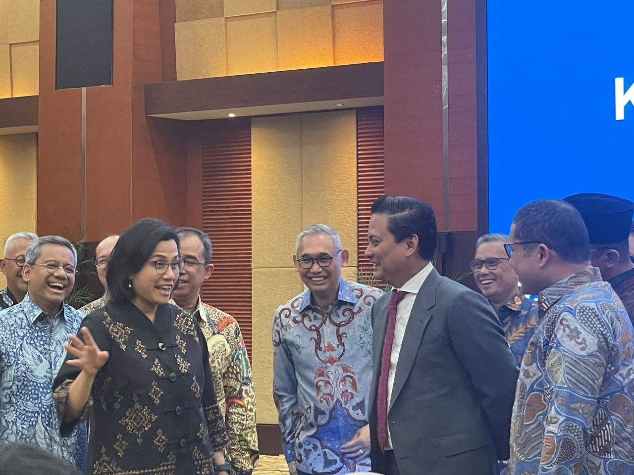 Menteri Keuangan (Menkeu) Sri Mulyani menyambut kedatangan Thomas Djiwandono sebagai Wakil Menteri Keuangan (Wamenkeu) II. (Ntvnews.id-Muslimin Trisyuliono)