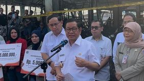 Gubernur DKI Jakarta, Pramono Anung meninjau langsung lokasi kebakaran Pasar Induk Kramat Jati, Jakarta Timur, pada Selasa, 16 Desember 2025.