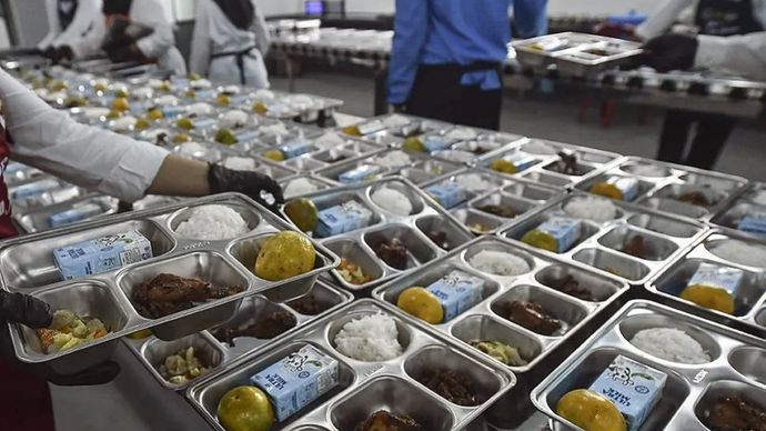 Petugas menyiapkan paket makanan saat uji coba pelaksanaan program Makan Bergizi Gratis (MBG) di dapur Satuan Pelayanan Pemenuhan Gizi (SPPG) Polda Jambi, Jambi, Jumat, 1 Agustus 2025.