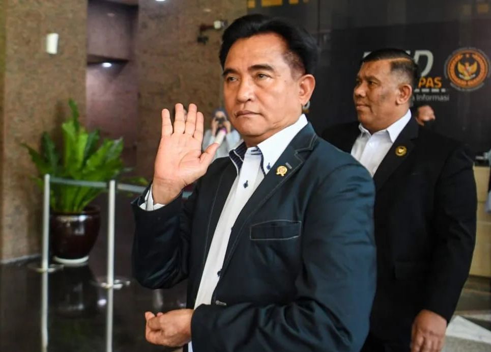 Menko Kumham Imipas Yusril Ihza Mahendra usai rakor terkait tindak lanjut insiden demonstrasi di beberapa daerah dan Ibu Kota, di kantor Dirjen Imigrasi, Jakarta, Senin (8/9/2025). Dalam keterangannya Menko Yusril menyampaikan bahwa pemerintah akan m <b>(Antara)</b>