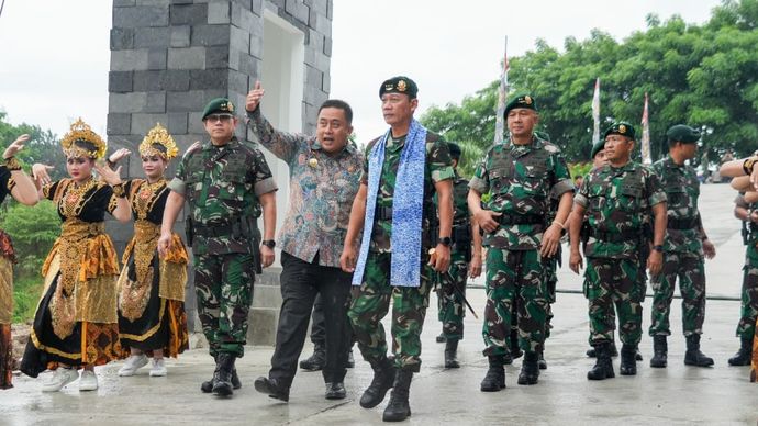 Pangkostrad dan Pj Bupati Bekasi