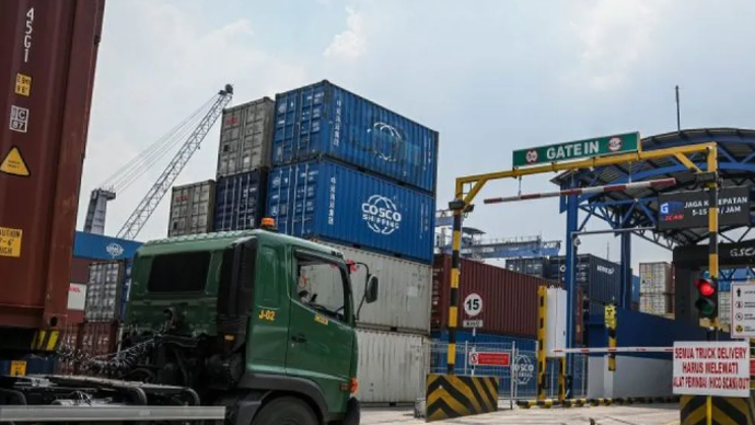 Ilustrasi - Truk kontainer  di Tanjung Priok 