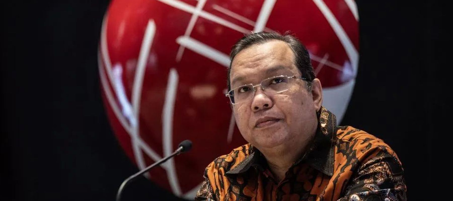 Direktur Utama PT Bursa Efek Indonesia (BEI) Iman Rachman saat konferensi pers Respon Kebijakan OJK Mengantisipasi Volatilitas Perdagangan Saham di Main Hall BEI, Jakarta, Jumat, 8 Agustus 2025.