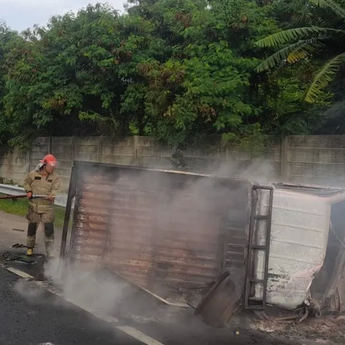 Mobil Terbakar di Tol Balaraja Tangerang, 1 Orang Luka-luka