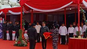 Presiden RI Joko Widodo (Jokowi) menerima penyematan Brevet Hiu Kencana yang sekaligus menandai momen pengangkatan Jokowi sebagai warga kehormatan TNI Angkatan Laut.