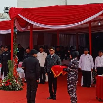 Jokowi Terima Brevet Kehormatan Hiu Kencana dari TNI AL