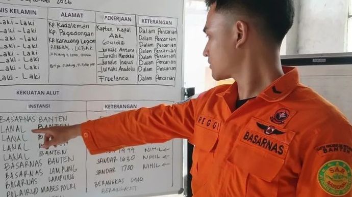 Petugas dari Basarnas menunjukan data laporan tim SAR yang melakukan pencarian di area perairan Selat Sunda, Gunung Anak Krakatau, Kabupate Pandeglang, Banten