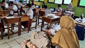 Beredar sebuah unggahan di Threads yang mengklaim Kementerian Pendidikan, Kebudayaan, Riset, dan Teknologi (Kemendikbud) akan melarang guru membeli barang bermerek atau mewah.

