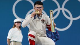 Atlet panjat tebing Indonesia Veddriq Leonardo dan atlet angkat besi Rizki Juniansyah menjadi penyumbang dua medali emas Indonesia di Olimpiade Paris 2024. 