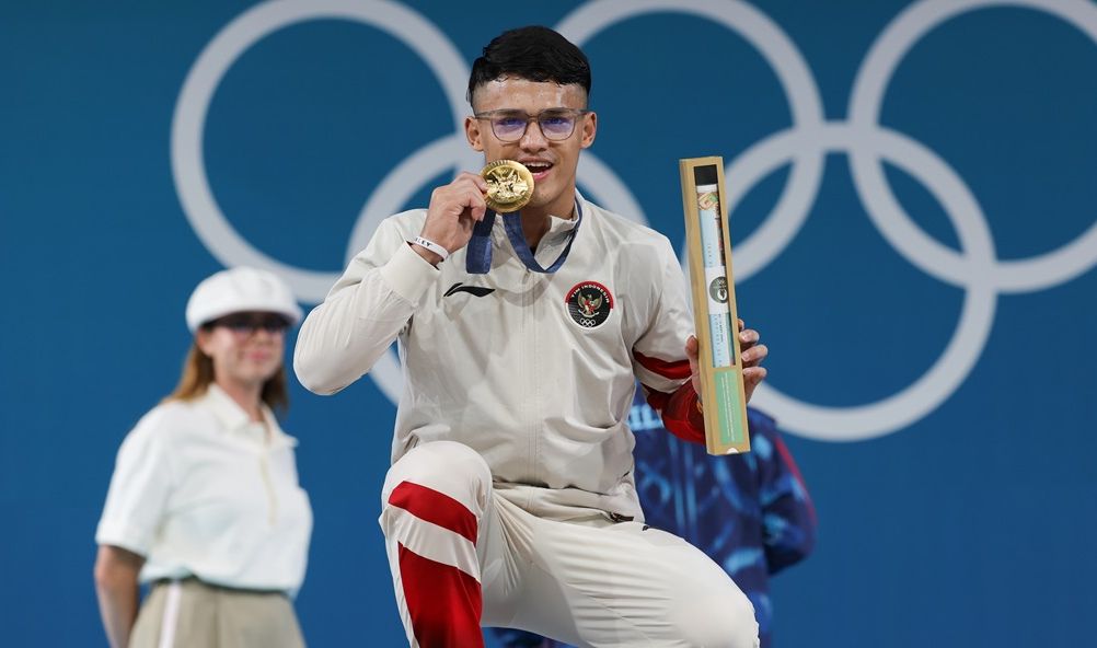 Rizki Juniansyah memamerkan medali emas yang baru diraihnya di Olimpiade Paris 2024 <b>(NOC Indonesia)</b>