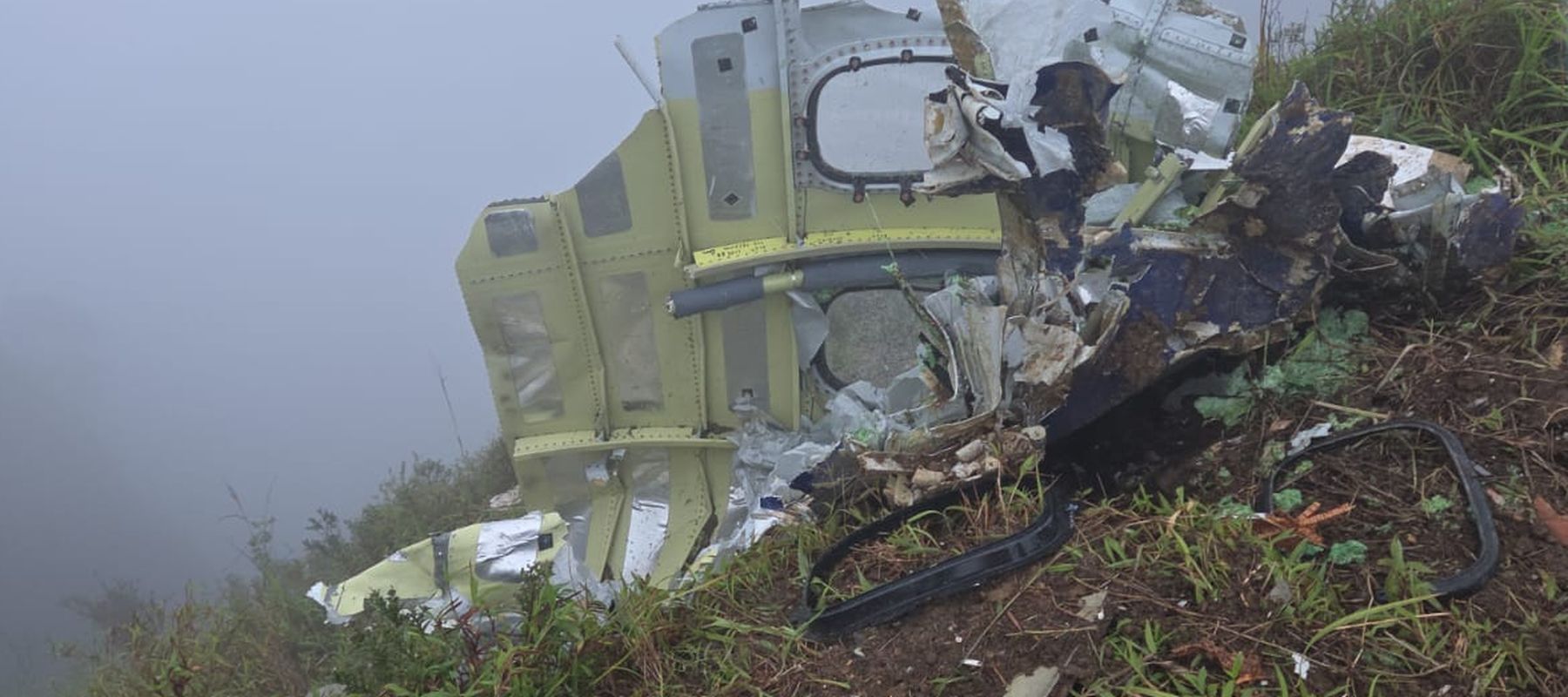 Serpihan badan pesawat ATR 42-500