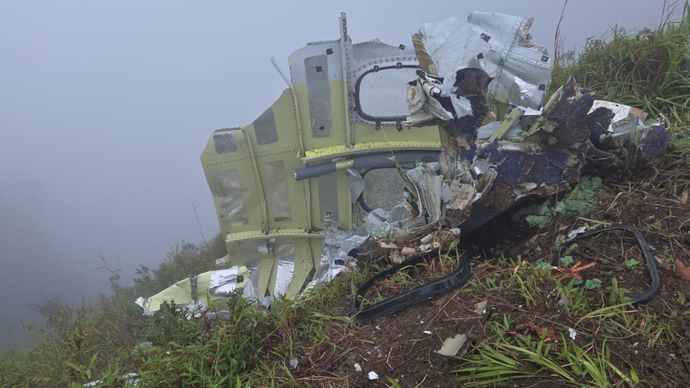 Serpihan badan pesawat ATR 42-500