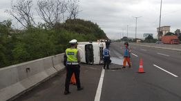 Mobil Box Terguling di Tol Cakung Arah Tanjung Priok
