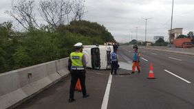Sebuah mobil box mengalami kecelakaan tunggal dan terguling di ruas Tol Cakung menuju Tanjung Priok, tepatnya di KM 56.100 A, Rabu, 18 Juni 2025.