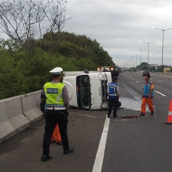 Mobil Box Terguling di Tol Cakung Arah Tanjung Priok